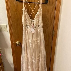 umgee sz Medium lace maxi dress NWT